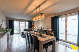 Instapklaar gelijkvloers appartement met terras en garage!Indeling:Leefruimte met volledig geïnstalleerde open keuken, zithoek, 3 slaapkamers waarvan...