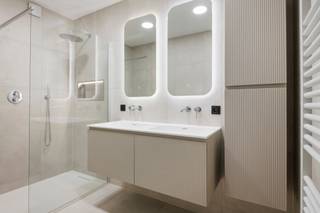 Dit appartement ligt aan de bruisende Turnhoutsebaan in Borgerhout, een levendige buurt met een rijke mix van cultuur, winkels en gezellige eetgelegenheden. Dankzij de nabijheid van openbaar vervoer, scholen en groene parken, combineert deze locatie stedelijke dynamiek met praktische voorzieningen en ontspanning. Met hotspots zoals De Roma en diverse wereldkeukens om de hoek is dit de ideale plek voor wie houdt van een levendig stadsleven.<br /><br />Indeling: inkomhal ruim voorzien van ingemaakte kasten, apart toilet en handige berging. De keuken is voorzien van alle hedendaagse comfort. De woonkamer op parket geniet veel daglicht. De trendy badkamer is voorzien van inloopdouche en dubbele lavabo. Bovendien een aparte berging voor wasmachine. Verder beschikt u over twee mooie slaapkamer waarvan één toegang verleent tot het terras.<br /><br />Het appartement is recent gerenoveerd met hoogwaardige materialen.<br /><br />Alg onkosten bedragen €250 per maand (water, verwarming, syndicus, elektr. gemene delen, blokpolis, ..)<br /><br />EPC: 166KwH/m²/jaar.