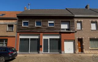 RUIME handelswoning met 5 slaapkamers, atelier (105 m²) en TUIN. Bij binnenkomst treft u een polyvalente ruimte, ideaal als winkel, praktijk...