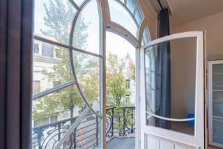 In het hart van Zurenborg bevindt zich dit uitzonderlijk mooie appartement, gelegen in een stijlvol en karaktervol gebouw. Het werd recent volledig en luxueus gerenoveerd en combineert hedendaags comfort met een uitstekende ligging. Bovendien beschikt het over een heerlijk terras.<br />Indeling:<br />Vanuit de lift kom je rechtstreeks binnen in de inkomhal van het appartement. Aansluitend bevindt zich de ruime, open leefruimte met veel lichtinval (ca. 40 m²) en een volledig uitgeruste keuken van Siematic, voorzien van alle moderne toestellen: koelkast, diepvries, vaatwasser, inductiekookplaat en een elegant Franke-afzuigsysteem.<br />Het appartement telt drie slaapkamers van respectievelijk 22 m², 12 m² en 10 m².<br />De hoofdslaapkamer aan de voorzijde beschikt over een en suite badkamer met bad én douche, dubbele wastafel, badkamermeubel en toilet. De twee slaapkamers aan de achterzijde hebben elk hun eigen badkamer met douche, wastafel en handdoekdroger.<br />Daarnaast is er een praktische berging met aansluiting voor wasmachine, en een kelderberging voor extra opslagruimte.<br />Een autostaanplaats is verplicht bij te huren aan 150 euro per maand.<br />De gemeenschappelijke kosten bedragen 125 euro per maand (onderhoud van de gemene delen).<br />Alle nutsvoorzieningen hebben een individuele meter.<br />EPC: 190 kWh/m²<br />Het appartement kan tevens gehuurd worden via vennootschap.