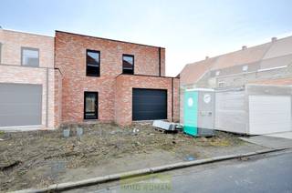 Deze nieuwbouwwoning is gelegen in de<strong> nabijheid van het centrum van Avelgem</strong>, met tal van lokale handelszaken, scholen en openbaar vervoer. Op wandelafstand van de Schelde, kortom een ideale combinatie tussen rust en comfort!<br /><br />Op deze locatie worden u <strong>5 gesloten bebouwingen</strong> aangeboden, waarbij u als koper de keuze heeft om deze ofwel casco ofwel afgewerkt aan te kopen. <br /><br /><strong>Indeling</strong> gaat als volgt: inkomhal, gastentoilet, woon- en eetkamer met open keuken, berging/wasplaats en een inpandige garage. De bovenverdieping bestaat uit een overloop, een badkamer en <strong>4 slaapkamers</strong>. Verder geniet deze woning van een <strong>volledig omheinde tuin</strong>.<br /><br />LANCERINGSACTIE: De eerste koper binnen dit project krijgt een gratis laadpaal aangeboden.<br /><br />Prijzen casco woning excl. BTW , registratie en andere kosten.<br />Interesse? Contacteer Els 0478 61 64 34 of els@immoroman.be