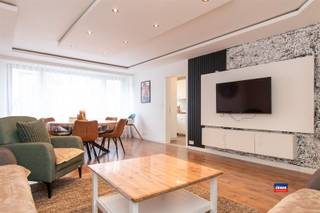 <p><span>DEURNE | INSTAPKLAAR APPARTEMENT MET DRIE SLAAPKAMERS, DRESSING, TERRAS, GARAGE EN KELDER | GELEGEN OP DE EERSTE VERDIEPING VAN VERZORGD GEBOUW MET LIFT | EPC C |</span></p><p><span>Indeling als volgt: inkomhal met ingemaakte kast voor wasmachine en droogkast - badkamer met inloopdouche en lavabomeubel - apart toilet - ruime woonkamer (31,5m²), moderne geïnstalleerde keuken - 3 slaapkamers + aparte dressing/bureaukamer.</span></p><p><span>Het appartement is zeer gunstig gelegen nabij het Rivierenhof, Bar Stark, winkels (Colruyt en Delhaize), scholen, openbaar vervoer en nabij alle grote invalswegen.</span></p><p><span>De elektriciteit zal tegen de akte volledig conform zijn.</span></p>