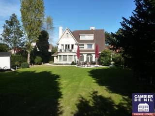 Ruime, alleenstaande villa, prachtig en rustig gelegen in hartje Zoute, (+/-17a.), in een rustig padje, op enkele stappen van de approach-golf en...