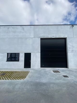 ALGEMEENOntdek deze moderne KMO-unit van 277 m², gelegen langs de bruisende Kortrijkseweg (N43) met een uitstekende verbinding naar de E17 (slechts 5...