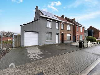 <p>Centraal gelegen woning bestaande uit een inkomhal, lichtrijke leefruimte met eet-en zithoek, uitgeruste keuken met eetplaats, bergruimte, afzonderlijk toilet, ingerichte badkamer (Ligbad, dubbele lavabo + aansluiting wasmachine), garage met sectionale poort en een tuin met aangelegd terras en tuinberging. Op het 1<sup>ste</sup> verdiep zijn 2 volwaardige slaapkamers en een vaste trap naar de 2<sup>de </sup>verdieping die afgewerkt is tot een master berdoom.</p>
<p>Extra troeven:</p>
<ul>
<li>Voorzien van 15 zonnepanelen</li>
<li>Dubbele beglazing (PVC) en CV op gas</li>
<li>Private oprit voor 2à3 wagens</li>
<li>Garage en zij-ingang naar de tuin</li>
<li>Vlotte verbinding naar scholen, winkels en openbaar vervoer</li>
<li>Instapklaar</li>
</ul>
<p></p>
<p>Deze woning is te koop ZONDER makelaar via het concept van Smart Houses! Wenst U verdere inlichtingen of bezoek? Contacteer rechtstreeks de eigenaar via 0494/83.70.82</p>