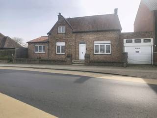 Op wandelafstand van het centrum van Staden, vinden we deze woning met grote tuin. <br />De woning zelf bestaat uit inkom, leefruimte, leefkeuken met berging, badkamer met douche, veranda, en 2 slaapkamers op het gelijkvloers. <br />Tevens beschikt deze woning over een garage, grote buitenberging en tuin. <br />EPC F , 602kwh/m²jaar<br />Contacteer ons gerust voor een vrijblijvend bezoek aan deze woning.