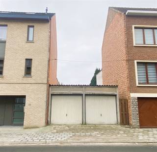 Goed gelegen bouwgrond met 2 garages, geschikt voor het bouwen van een 2- gevelwoning, in Wemmel.De bouwgrond is 145 m² groot .De breedte van...