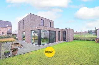 Recente, energiezuinige woning op 541 m² in doodlopende straat te Klerken!<br /><br />In een rustige en kindvriendelijke woonwijk, op het einde van een doodlopende straat, bevindt zich deze alleenstaande woning gebouwd in 2022 (wordt verkocht onder registratierechten). De woning werd opgetrokken met de nieuwste technieken, wat garant staat voor comfortabel én energiezuinig wonen.<br /><br />Via de inkomhal met apart gastentoilet en trap naar de verdieping kom je binnen in de woning. De ruime en lichtrijke leefruimte bestaat uit een gezellige zithoek en eetruimte met een volledig uitgeruste open keuken, voorzien van alle hedendaagse comfort. Aansluitend is er een praktische berging. Dankzij de grote raampartijen geniet je hier van een open en ruimtelijk gevoel met veel natuurlijk licht.<br /><br />Op de eerste verdieping bevinden zich drie volwaardige slaapkamers, een moderne badkamer met inloopdouche en dubbele lavabo, evenals een extra praktische berging.<br /><br />Buiten is het aangenaam vertoeven in de ruime tuin met open zicht op de achterliggende velden. Daarnaast beschikt de woning over zowel een garage als een carport, wat zorgt voor voldoende parkeergelegenheid en extra comfort.<br /><br />Een instapklare, recente en energiezuinige woning op een topligging voor wie rust, ruimte en hedendaags wooncomfort weet te appreciëren.<br /><br />De vermelde prijs is een richtprijs, elk bod wordt voorgelegd aan de eigenaar die zich het recht voorbehoudt om dit te aanvaarden of te weigeren.<br /><br />Neem voorsprong met een vrijblijvende en gratis schatting van uw eigendom via:<br />http://www.residentievastgoed.be/gratisonlineschatten<br /><br />EPC: A (Ref. DI00055)