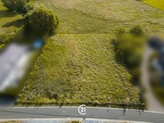 Droomt u ervan uw eigen woning te bouwen op een rustige locatie met een landelijke uitstraling én een uitstekende bereikbaarheid? Dan zijn deze twee prachtige bouwgronden in Vlezenbeek precies wat u zoekt. Elk perceel heeft een oppervlakte van 10 are, een ideale breedte van circa 20 meteren een diepte van ongeveer 50 meter, waardoor u alle ruimte heeft om een ruime vrijstaande gezinswoning met een mooie tuin te realiseren. De gronden bevinden zich in een aangename en residentiële omgeving, midden in het groene Pajottenland. U geniet er dagelijks van rust, natuur en privacy, terwijl winkels, scholen, openbaar vervoer, Halle, Brussel en de belangrijkste invalswegen zich op korte afstand bevinden. Zo combineert u een landelijke woonomgeving met een vlotte verbinding naar alle voorzieningen. Volgens de geldende verkavelingsvoorschriften kan op elk perceel een vrijstaande eengezinswoning in open bebouwing worden opgericht, met maximaal twee bouwlagen, een bouwdiepte van maximaal 15 meter op het gelijkvloers en 12 meter op de verdieping en een dakhelling tussen 25° en 45°. Ook een afzonderlijk bijgebouw is mogelijk binnen de geldende voorschriften. De percelen zijn gelegen in woongebied met landelijk karakter en maken deel uit van een vergunde verkaveling. Doe een bod vanaf € 195.000 per lot en grijp deze unieke kans om uw droomwoning te bouwen op een toplocatie waar ruimte, rust en een uitstekende bereikbaarheid perfect samenkomen. Neem vandaag nog contact met ons op voor meer informatie of de verkavelingsvoorschriften.