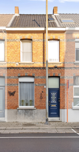 KNUSSE EIGENDOM MET ENKELE AUTHENTIEKE MATERIALEN, TOF TERRAS MET OVERDEKTE BUITENKEUKEN <br />inkomhal,ruime voorplaats (momenteel fietsen berging met ingemaakte kasten als vestiaire kast) eventueel bureel ruimte ,authentiek deur naar knusse leefruimte met grote authentieke koepel in loodglas<br />kleine maar zeer praktische badkamer ( 2 schuiven in trap verwerkt ) gezellige keuken waar je in kan eten <br />overdekte ruime buitenkeuken waar je kan eten, terras <br />1 ste verd. 2 ruime slaapkamers <br />2  de verd  3 de ruime slaapkamer + bergzolder <br />EPC 571  airco <br /><br /> 