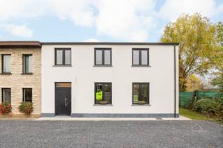 TE KOOP — PRACHTIGE HALFOPEN BEBOUWING MET TOPLIGGING IN ZEMSTDroomt u van een volledig vernieuwde woning waar rust en privacy centraal staan, maar...