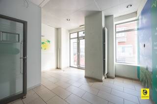 Uitstekend retail- en kantoorpand in het hart van NielOp zoek naar een veelzijdig commercieel pand met uitstekende zichtbaarheid en bereikbaarheid?...