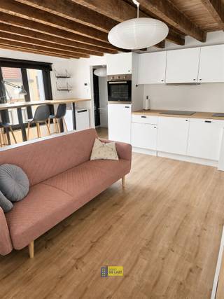 <p><span>Deze charmante en lichtrijke studio van ca. 42 m² combineert een warme uitstraling met praktisch wooncomfort. De authentieke houten balken zorgen voor extra karakter en geven de leefruimte een gezellige sfeer.</span></p><p><span>De studio beschikt over een aangename leefruimte met open, ingerichte keuken, een slaapgedeelte, een aparte werkhoek, een badkamer met douche en een afzonderlijk toilet. Dankzij de slimme indeling wordt de beschikbare ruimte optimaal benut.</span></p><p><span>De studio geniet van een centrale ligging, op korte afstand van het bruisende centrum van Antwerpen, het Centraal Station en tal van winkels en voorzieningen. </span></p><p><span>Een gezellige en praktische studio met karakter, ideaal voor een alleenstaande of koppel op zoek naar een comfortabele woonst.</span></p>