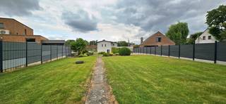 Voor info en bezichtiging : bel Benny 0475/25 01 72<br /><br />Op zoek naar een charmante woning met ruimte en talloze mogelijkheden?<br />Deze vrijstaande woning met 5 slaapkamers in het gezellige Herk-de-Stad biedt een unieke kans voor wie droomt van een renovatieproject.<br />Gebouwd in 1933 op 1060 ca, met een bewoonbare oppervlakte van maar liefst 178 m² In 1995 werd het dak vernieuwd en een deel van de ramen werd reeds vervangen door dubbele beglazing. <br />Bij het binnenkomen wordt u verwelkomd in de inkomhal, die toegang geeft tot de verschillende ruimtes. Rechts bevindt zich de gezellige woonkamer met kachel, een warme plek waar het heerlijk vertoeven is. Rechts treft u een kamer die ideaal kan dienen als bureauruimte, praktijkruimte of extra slaapkamer. Verder in de hal bevindt er zich een slaapkamer die bereikbaar is via een trapje dat extra karakter aan de woning geeft. Aansluitend bevindt zich de keuken, een badkamer en een aparte wc is.<br />Op de eerste verdieping bevinden zich drie volwaardige slaapkamers en een extra ruimte voorzien als toekomstige badkamer.<br />Vanuit de keuken is er toegang tot de binnenkoer en een praktische berging. Via het pad bereikt u een aangelegde tuin van 9a 80ca, voorzien van een vijver en een tuinhuis achterin de tuin.<br />De woning beschikt bovendien over twee vrijstaande garages (samen 35m2) en dit jaar werden de omheiningen nog fraai vernieuwd.<br />Kortom, met de juiste renovatie wordt dit zonder twijfel jouw warme en stijlvolle thuis in Herk-de-Stad.<br />