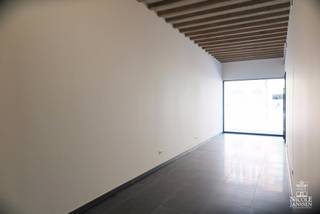 Deze luchtige handelsruimte combineert karakter met een hedendaagse uitstraling. <br />De natuurstenen vloer, zichtbare houten balken en zwarte ramen zorgen voor een stijlvolle look.<br />De lichtkoepel en strakke etalage brengen extra licht en versterken de commerciële aantrekkingskracht.<br /><br />Het pand is momenteel verhuurd aan een kledingzaak. Dat maakt dit een interessante en zorgeloze investering<br /><br />=> Ligging<br />De ligging in het hartje van Maaseik, op wandelafstand van de markt met gezellige restaurantjes en in de nabijheid van winkels, scholen, sportcentra,... is zeker een extra troef. Er is ook een lift en een private kelderberging aanwezig.<br /><br />=> Handelsruimte<br />- Grote etalage met veel visibiliteit<br />- Ruime en open handelsruimte<br />- Twee aparte toiletten<br /><br />=> Kelder: <br />- Private kelderberging van 17,65m²