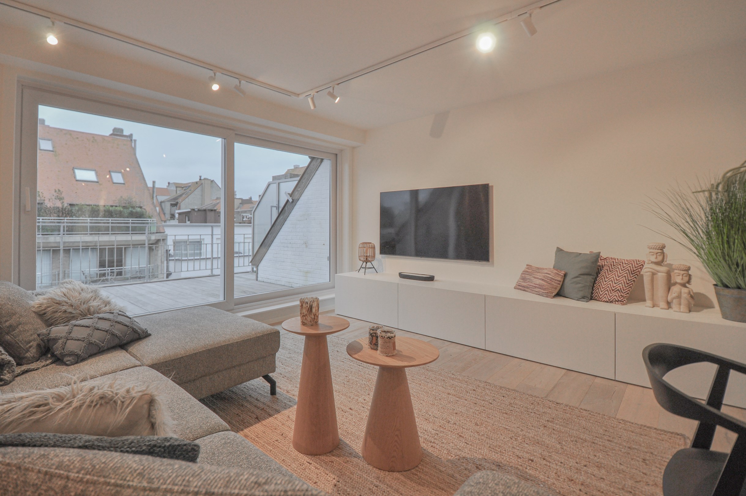 Volledig gerenoveerd appartement met twee ruime terrassen. - foto 3