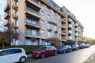 <p>Ontdek dit charmante gelijkvloers appartement van 78m² in een stijlvol en verzorgd gebouw, op wandelafstand van het commercieel centrum, openbaar vervoer en de vijvers met park. Een rustige ligging met een mooi uitzicht op het groen en de vijvers.</p>
<p>Bij het binnenkomen tref je een inkomhal met technische berging.<br />De gezellige woonkamer geniet van veel lichtinval en sluit mooi aan bij de ruime, deels geïnstalleerde keuken met eethoek<br /><br />Verder beschikt het appartement over een grote slaapkamer en een betegelde badkamer met douche in bad, lavabo en praktische opbergkasten.</p>
<p>Extra troef: mogelijkheid om een autostaanplaats bij te kopen voor €15.000.<br /><br />EPC: 224 kWh/(m²jaar) - klasse E+</p>