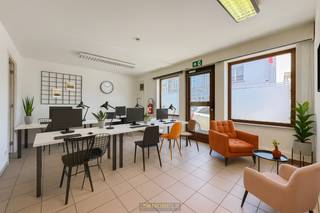 <h3><span>BETAALBARE HANDELSRUIMTE op een TOPLIGGING aan de STADSRAND met op een ZEER COMMERCIËLE LOCATIE met een HOGE VISIBILITEIT en een VLOTTE BEREIKBAARHEID. </span><span>Deze LICHTRIJKE COMMERCIËLE EIGENDOM beslaat een TOTALE BRUIKBARE OPPERVLAKTE VAN +/- 99.5 M² en is onderverdeeld in 4 KANTOORRUIMTES. </span><span>MOGELIJKHEID TOT OMVORMEN NAAR APPARTEMENT mits goedkeuring functiewijziging! Op zoek naar een geschikte handelsruimte voor uw beroepsactiviteit OP EEN STRATEGISCHE LIGGING IN HET CENTRUM van Oudenaarde? Dan is dit het pand dat u zoekt!</span></h3>
<br />Adres: Baarstraat 67 bus 3 te Oudenaarde<br /><br />G-score + P-score D. Geen renovatieverplichting van toepassing.