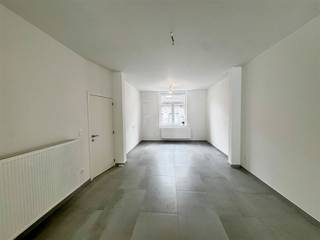 <p><span>In de Provinciestraat vindt u deze instapklare woning, gelegen in een aangename omgeving met voldoende parkeergelegenheid, een speeltuin in de nabije omgeving en een mooi zicht op omliggende tuinen en groen. Dankzij de grondige energetische aanpak behaalt de woning een uitstekend EPC A-label met een score van slechts 93 kWh/m²/jaar. Zo werd onder meer geïnvesteerd in een doorgedreven isolatie, driedubbele beglazing, een condensatieketel, ventilatiesysteem C en vijf zonnepanelen.</span></p><p><span>De woning werd volledig geschilderd en afgewerkt met een tijdloze, neutrale stijl. Zwarte PVC-ramen aan de buitenzijde, witte authentieke trappen, grote grijze vloertegels van 120 x 60 cm en verzorgde binnendeuren zorgen voor een eigentijdse uitstraling.</span></p><p><span>Op het gelijkvloers bevinden zich de lichtrijke leefruimte en de open keuken. Dankzij het grote schuifraam geniet u hier van een aangename natuurlijke lichtinval en rechtstreeks contact met de goed georiënteerde tuin, die beschikt over een terras en een graszone. De moderne greeploze keuken werd praktisch ingericht met kasten tot tegen het plafond, een waterbestendige spatwand, ruime opberglades en een centraal eiland. Daarnaast beschikt de keuken over een kookplaat, combi-oven, vaatwasser en koelkast.</span></p><p><span>Ook aan praktische bergruimte is geen gebrek. Op het gelijkvloers bevindt zich een technische berging die eveneens dienstdoet als wasplaats. Daarnaast beschikt de woning over een droge en goed verluchte kelder.</span></p><p><span>De badkamer werd stijlvol afgewerkt met wandtegels tot aan het plafond en biedt plaats aan een ruime inloopdouche met regendouchefunctie, een acrylbad, dubbel lavabomeubel met spiegel en een hangtoilet met praktische nis.</span></p><p><span>Op de bovenverdiepingen bevinden zich drie kamers, allemaal voorzien van een laminaatvloer met akoestische onderlaag. Verder werd in de woning reeds een gescheiden afvoer voor regen- en afvalwater voorzien. Tot slot zijn er bijkomende voorzieningen aanwezig met het oog op een eventuele uitbreiding van de zonnepaneleninstallatie en/of de plaatsing van een thuisbatterij.</span></p>