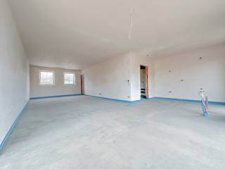 Ben je op zoek naar een ruime en energiezuinige woning in een groene, rustige omgeving? Dan is lot 4 in ons nieuwbouwproject in Oetingen (Gooik) misschien wel jouw toekomstige thuis!<br />Deze halfopen bebouwing biedt 143 m² aan bewoonbare oppervlakte en is gelegen nabij het centrum, lokale handelaars, sportvoorzieningen en openbaar vervoer.<br /><br /><br /><strong>Indeling van de woning Lot 04;</strong><br />- Ruime inkomhal met gastentoilet<br />- Leefruimte met open keuken (45,7m²)<br />- Grote berging voor extra opslag en praktisch gebruik<br />- Nachthal met apart toilet<br />- 3 ruime slaapkamers (13,4 m² – 11,9 m² - 10,8m²)<br />- Grote badkamer met ligbad, douche en dubbele lavabo (8,1m²)<br />- Ruime zolder, mogelijkheid tot plaatsen vaste trap voor extra ruimte<br /><br /><strong>Extra troeven;</strong><br />- Ruwbouw reeds opgestart<br />- Lichtrijke ruimtes en een praktisch ingedeelde woning<br />- Vloerverwarming op het gelijkvloers<br />- Energiezuinig wonen<br />- Zonnepanelen<br />- Mogelijkheid plaatsen carport <br />- Regenwaterput van 7.500 liter, aangesloten op toiletten, wasmachine en buitenkraan<br /><br /><strong>Ben jij klaar om van deze woning jouw thuis te maken?</strong><br />Bekijk de plannen op www.hectaar.be of neem contact met ons op voor een afspraak!