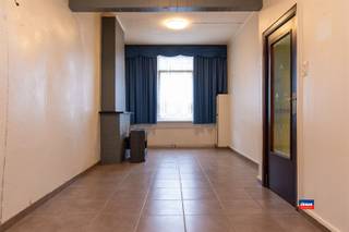 HOBOKEN | TE RENOVEREN RIJWONING MET TWEE SLAAPKAMERS EN TUIN | EPC F |Indeling als volgt: inkom/traphal - woonkamer - geïnstalleerde keuken met...