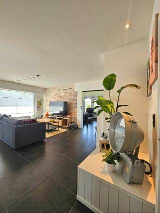 Ontdek deze recent gerenoveerde, energiezuinige bungalow in een rustige en kindvriendelijke woonwijk in Zelzate en biedt verrassend veel ruimte...