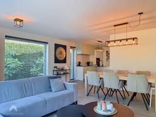 <p>Energiezuinige en instapklare halfopen BEN-woning (bouwjaar 2022), bestaande uit een inkomhal met vestiaire, een apart gastentoilet, een lichtrijke leefruimte met open, volledig geïnstalleerde keuken voorzien van alle toestellen, een inpandige garage en een oprit met plaats voor drie wagens, ruim terras en een zonnige, volledig afgesloten tuin met een praktisch zijpoortje.</p>
<p>Op de eerste verdieping bevinden zich vier volwaardige slaapkamers en een ruime badkamer uitgerust met een ligbad, douche en dubbele lavabo. De zolder biedt extra mogelijkheden en kan perfect ingericht worden als speelkamer, hobbyruimte, bureau of bijkomende bergruimte.</p>
<p>Extra troeven:</p>
<ul>
<li>BEN-woning (bouwjaar 2022)</li>
<li>Zes zonnepanelen</li>
<li>Regenwaterput van 7.500 liter</li>
<li>Waterverzachter</li>
<li>Conforme elektriciteit</li>
<li>Vier volwaardige slaapkamers</li>
<li>Inpandige garage</li>
<li>Drie private autostaanplaatsen</li>
<li>Zonnige tuin met ruim terras</li>
<li>Instapklaar en kwalitatief afgewerkt</li>
</ul>
<p>Te koop zonder makelaar via Smart Houses. Wenst u meer informatie of een bezoek? Contacteer rechtstreeks de eigenaar <span>+32498443771</span></p>