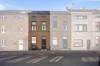 <p>ALTRO Vastgoed verkoopt - KIJKDAG woensdag 26/8 tussen 17u en 19u op afspraak.</p><p> </p><p>Op zoek naar een zorgeloze starterswoning, een kwalitatieve plek voor studerende kinderen, of een slimme en waardevaste investering? Deze charmante eengezinswoning combineert een hoogwaardige afwerking met een absolute droomligging op wandelafstand van het historische centrum van Gent.</p><p>De woning is ingedeeld als volgt: op het gelijkvloers: keuken met leefruimte, berging. Op de eerste verdieping: woonkamer en badkamer. Op de tweede verdieping: slaapkamer.</p><p> </p><p><strong>Troeven van de woning:</strong></p><ul><li><p><strong>100% Instapklaar:</strong> Volledig gerenoveerd met oog voor kwaliteit en een moderne uitstraling</p></li><li><p><strong>Energiezuinig:</strong> Toekomstgericht vernieuwd, wat garant staat voor lage energiekosten en optimaal comfort.</p></li><li><p><strong>Veelzijdig vastgoed:</strong> Perfect als starterswoning, pied-à-terre voor studerende kinderen of als directe opbrengsteigendom zonder renovatiezorgen.</p></li><li><p><strong>Uitstekende ligging:</strong> Op enkele stappen van het bruisende Gentse stadscentrum, winkels en openbaar vervoer.</p></li><li><p><strong>Vlotte bereikbaarheid:</strong> Zeer snel op weg dankzij de nabijheid van de belangrijkste invals- en verbindingswegen (E17, E40 en R4).</p></li></ul><p><strong>Verkoop via startprijs</strong> Deze eigendom wordt aangeboden aan startprijs.</p><p> </p><p>Wilt u deze instapklare parel op toplocatie zelf ontdekken? Neem vandaag nog contact met ons op voor een bezoek! Brigitte@altro-vastgoed.be</p><p> </p>
