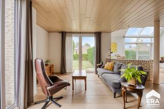 [[ DIT PAND NEEMT DEEL AAN DE ERA OPEN HUIZEN DAG OP 6/12 VAN 16:00 TOT 17:00 ]]
<p>Ontdek deze charmante, gerenoveerde villa (2015) op een ruim perceel van <strong>737 m²</strong>. De woning beschikt over <strong>3 volwaardige slaapkamers</strong>, een extra bureauruimte/hobbykamer.<strong> </strong>Op de eerste verdieping is er tevens een extra tussenruimte die nu dienst doet als bureauruimte<strong>, </strong>ideaal voor thuiswerk. Door de grote raampartijen geniet je een <strong>lichte leefruimte</strong> met zicht op de prachtig aangelegde tuin. Dankzij de <strong>zuidwest gerichte oriëntatie</strong> geniet je hier de hele dag van de zon.</p>

<p>Perfect voor thuiswerkers of wie op zoek is naar ruimte, comfort én rust, met alle voorzieningen binnen handbereik.</p>

<p><strong><u>Troeven:</u></strong></p>

<ul><li>Ruime woning (270m²)</li><li>Zonnige tuin</li><li>Rustige ligging</li><li>Gunstig EPC (C-label)</li><li>Elektriciteit is conform</li><li>Inpandige garage met automatische poort</li><li>Volledig onderkelderd</li><li>Vloerverwarming op het gelijkvloers</li></ul>

<p><strong><u>Indeling:</u></strong></p>

<ul><li>Gelijkvloers: inkomhal, slaapkamer 1, badkamer, gastentoilet, leefruimte, keuken, berging, kelder, garage</li><li>1ste verdieping: toilet, badkamer, slaapkamer 2, extra kamer, slaapkamer 3</li></ul>

<p>Kan u niet wachten deze prachtige instapklare woning te bezichtigen? Aarzel dan niet om ons te contacteren!</p>