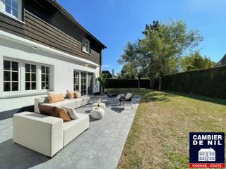 Perfect georiënteerde koppelvilla verscholen in een paadje in het Zoute, op enkele stappen van de Dominicanenkerk en de zee. Indeling: inkom met gastentoilet en vestiaire, lichtrijke woonkamer met open haard en eetkamer met toegang tot het terras en tuin, volledig ingerichte keuken met ontbijthoek, praktische berging. Op de eerste verdieping: hoofdslaapkamer met ensuite badkamer met douche (douche, lavabo en toilet). Tweede en derde ruime slaapkamer met inbouwkasten. Aparte badkamer met douche en lavabo. Bureau of tv-hoek. Op de 2e verdieping: slaapkamer en 2 extra ruimtes. Inpandige garage en toegang tot de ruime kelder. Kelder inclusief wijnkelder, opslagruimtes. Diverse parkeerplaatsen voor het huis.