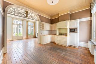 Indeling:Dit totaalpakket bestaat uit een handelspand, een triplex en een garage – een unieke kans voor wie op zoek is naar een multifunctioneel...