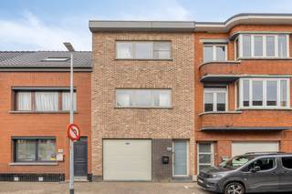 Deze woning werd rond 2010 volledig gestript en gerenoveerd volgens de regels van de kunst.Op het gelijkvloers vinden we achteraan een ruime...