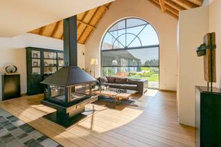 Deze karaktervolle hoeve van ca. 300 m² werd in 2003 tot in de kleinste puntjes gerenoveerd met hoogkwalitatieve materialen. Het resultaat is...