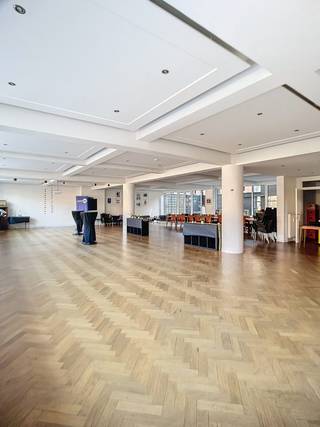 Het gebouw beschikt over drie beschikbare units van telkens 420 m². Verdiepingen 2 en 3 kunnen desgewenst gecombineerd worden gehuurd (840m²).<br /><br />Het pand bevindt zich op slechts 100 meter van het bruisende Eilandje. De bereikbaarheid is uitstekend via de E19 (afritten Borgerhout en Wilrijk). Openbaar vervoer is vlakbij met een bushalte op 30 meter (lijn 17) en een deelfietsstation op 150 meter. Er zijn 1 à 2 autostaanplaatsen voorzien, met bovendien de mogelijkheid om extra parkeerplaatsen in de nabije omgeving bij te huren. Het pand wordt instapklaar opgeleverd. Tal van restaurants en cafés bevinden zich om de hoek en een Albert Heijn ligt op slechts 200 meter. <br /><br />Meer info of een bezoek? Neem dan snel contact op!