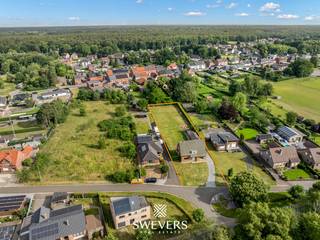 Voor meer info en foto’s, surf naar www.swevers.be – In Koersel vind je deze volledig gerenoveerde en instapklare gezinswoning op een royaal...