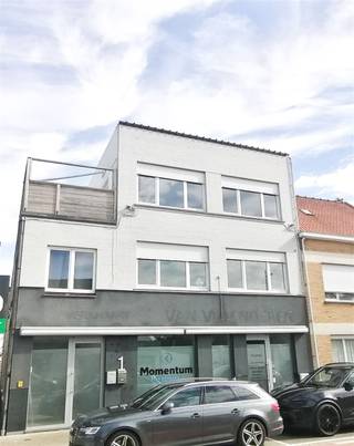 Licht, ruimte en een uniek dakterras<hr /><hr />Dit instapklare appartement combineert moderne afwerking met een uitzonderlijk dakterras en een slim ingedeelde leefruimte. Geen doorsnee appartement, maar een plek die tegelijk klasse en comfort uitstraalt.<hr /><hr />Troeven op een rij:<hr />Ruim dakterras met open zicht: jouw privéplek voor zon, ontspanning en buitenleven.<hr />Lichtrijke leefruimte met parketvloer en moderne gashaard voor sfeer en gezelligheid.<hr />Strakke keuken met kwalitatieve toestellen en praktische indeling.<hr />Hedendaagse badkamer met dubbele wastafel, inloopdouche, ligbad en strak tegelwerk.<hr />Drie slaapkamers, rustig en functioneel ingedeeld.<hr />Glazen deurpartij die extra licht en ruimtegevoel geeft in de hal.<hr /><hr />Waarom dit appartement anders is:Waar veel appartementen compromissen vragen, krijg je hier ruimte, licht en buitenbeleving in overvloed. Het grote terras maakt van dit appartement een echte buitenkans voor wie zowel binnen als buiten wil genieten. Vllotte bereikbaarheid en nabij winkels, openbaar vervoer en invalswegen.Richtprijs 385 000 €