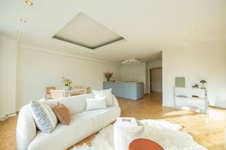 <p>Wonen met licht, in stijl en aan het Zuid.</p><p></p><p></p><p>Op de Amerikalei 150 vind je dit lichtrijke appartement van ca. 104 m² op de 3e verdieping van een verzorgd jaren ’60-gebouw met lift. Het pand werd sinds 2019 met zorg gerenoveerd en straalt vandaag de perfecte mix uit van modern comfort en authentieke charme.</p><p></p><p></p><p>Toplocatie aan de poort van ’t Zuid</p><p></p><p></p><p>Van hieruit woon je op wandelafstand van winkels, supermarkten en cultuur. Een Velo-station ligt voor de deur, tram en bus ook trouwens. De Ring, de Singel en het stadscentrum bereik je in enkele minuten. Het beste van ’t Zuid gecombineerd met optimale bereikbaarheid.</p><p></p><p></p><p></p><p><span><span>·</span><span>      </span></span>Terras én balkon – vernieuwd in 2022, perfect om de dag te starten of af te sluiten.</p><p><span><span>·</span><span>      </span></span>Lichtrijke leefruimte met open keuken – volledig vernieuwd in 2020 en voorzien van koffiecorner.</p><p><span><span>·</span><span>      </span></span>Stijlvolle renovaties – nieuwe badkamer (2024), opgeschuurde parket en zonnescreens voor extra comfort.</p><p><span><span>·</span><span>      </span></span>Extra bergruimte en gemak – twee bergingen, een aparte wasruimte en kelderopslag.</p><p></p><p></p><p>De leefruimte baadt in licht en sluit aan op de open keuken met koffiecorner. Via de inkom bereik je de vestiaire en de vernieuwde badkamer, een apart toilet, twee slaapkamers en extra bergruimte. Daarnaast beschik je over een kelderberging en een praktische wasruimte. Ook inbegrepen: een aandeel in de conciërgewoning op het gelijkvloers.</p><p></p><p></p><p>Sinds de aankoop in 2019 onderging dit appartement een reeks mooie renovaties. Het resultaat is een instapklaar pand waar je meteen kan genieten van ruimte, licht en het leven op ’t Zuid.</p><p></p><p></p><p>Ontdek dit unieke appartement op sinjoor.be</p>