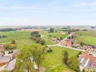 Op een rustige en landelijke locatie in Otegem, nabij de hoek van de Scheldestraat en Tiegemstraat, bevindt zich deze mooie bouwgrond met een oppervlakte van 991 m².Dit ruime perceel biedt de ideale gelegenheid om uw droomwoning te realiseren in een aangename woonomgeving. De grond is geschikt voor het bouwen van een open bebouwing.Een belangrijke troef is dat er geen bouwverplichting geldt. U bepaalt dus zelf wanneer u uw bouwplannen wenst te realiseren.Extra interessant: het aangrenzende perceel van 1.169 m² kan eveneens worden aangekocht, waardoor een totale grondoppervlakte van 2.160 m² mogelijk is.Een mooie opportuniteit voor wie op zoek is naar ruimte, vrijheid en de mogelijkheid om een woning volledig naar eigen smaak te bouwen.Meer info: wim@immobeguin.beTe koop via Immo Beguin, uw vastgoedexpert sinds 2009, met kantoren in Ronse, Deinze, Waregem, Kortrijk, Nieuwpoort, Doornik en Lessen en Moeskroen.