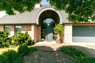 Deze instapklare woning uit 1998 biedt een bewoonbare gelijkvloerse oppervlakte van maar liefst 197 m². Ze is gelegen in een rustige omgeving en...