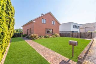 OPTIE !!!!!! Century21ImmoNero stelt voor IDEAAL VOOR PAARDENLIEFHEBBERS OF ZELFSTANDIGE ACTIVITEIT: zeer ruime woning van 256m² + 135m² kelders, op een magnifiek Z-O terrein met mooi zicht van maar liefst 48A14Ca, zeer rustig gelegen op wandelafstand van treinstation La Hulpe en op 1.5km van centrum Maleizen en afrit E411. De woning dateert van 1979 maar verkeert in zeer goede toestand. Mits enige moderniseringswerken maakt u hier een schitterende woning van!De woning bestaat uit: Kelder van 135m² met aparte inkom, garage voor 2 à 3 wagens en o.a. douche ruimte, uiterst geschikt voor zelfstandige activiteit. Gelijkvloers: Ruime inkom van 15m² met WC, Grote living 52m²met Open haard, Ruime leefkeuken van 16m² , Bureel of slaapkamer van 22m²; Douchekamer met 2de WC. Verdiep: 5 slaapkamers van 18m², 18m²; 13m²; 14m² en 14m² en een badkamer met ligbad en WC , klein kamertje van 6m². Zolder. Het terrein achter de woning is ideaal voor paardenliefhebbers! Meer info: www.langeweg99.be