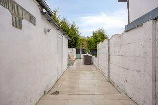 <p>Welkom in de Molenstraat 78, een instapklare gezinswoning op wandelafstand van winkels, scholen, horeca en openbaar vervoer. Dankzij de nabijheid van de A12 en N16 kent de woning tevens een goede verbinding met Antwerpen, Brussel, Mechelen en Sint-Niklaas.</p><p> </p><p>De inkomhal geeft toegang tot de ruime en gezellige leefruimte. Vervolgens betreden we de vernieuwde geïnstalleerde keuken met eiland en aansluitend vinden we de nieuwe badkamer (douche, lavabo en toilet). In de bergruimte is de aansluiting voor een wasmachine voorzien, alsook de vernieuwde gasbrander vinden we hier terug. Achteraan kan je genieten van de buitenlucht in de tuin. Een extra troef is zonder twijfel de uitweg achteraan, handig voor de fietsen en vuilnisbakken! De eerste verdieping is voorzien van 2 grote slaapkamers. Via een vaste trap bereiken we de zolderverdieping, waar we de masterbedroom en een polyvalente ruimte terugvinden.</p><p>De 5 zonnepanelen zijn zonder twijfel een extra troef!</p><p> </p><p>Stedenbouwkundige info: aangevraagd</p><p>De woning is uiterlijk 4 weken na akte beschikbaar zonder bezettingsvergoeding. Akte uiterlijk 18 november 2026.</p><p>Meer info en documenten op www.malines-group.be</p>