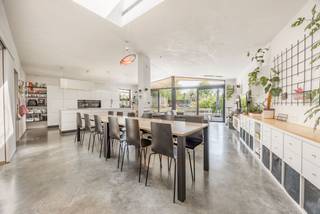 Bent u op zoek naar een ruime, instapklare woning met een zonnige tuin en een topligging in het centrum van Zwevegem? Deze stijlvolle...