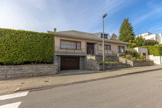 Mooie villa met zonnige tuin nabij centrum DilbeekDeze uitstekend onderhouden bungalow (1975) is gelegen op een perceel van 4a25ca en geniet van een...