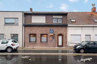- Uitstekende ligging: Warandestraat 38 in Moorsele- Ruime leefruimte- Keuken met extra eetplaats- Polyvalente ruimte: ideaal voor een kleine...
