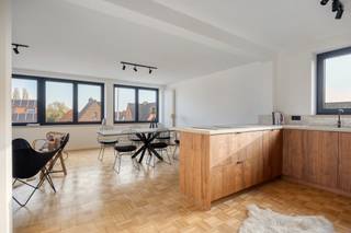 Volledig gerenoveerde duplex (V2) met 3 slaapkamers en 2 badkamers.Indeling:Deze prachtige duplex is gelegen op de tweede en tevens bovenste...