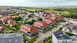 Ben je op zoek naar een instapklaar appartement aan zee, waar comfort, bereikbaarheid en rust hand in hand gaan? Dit gelijkvloerse appartement met twee slaapkamers is gelegen in een verzorgd domein op wandelafstand van het strand en tegenover de Royal Ostend Golf Club. Met de aangename leefruimte, open keuken en rechtstreekse toegang tot het terras of tuinzone, is dit appartement bijzonder geliefd bij wie op zoek is naar een tweede verblijf, een zorgeloze investering of een comfortabele woonst zonder trappen. De indeling is aangenaam en rationeel: twee volwaardige slaapkamers, een badkamer en voldoende bergruimte maken dit type appartement compleet. Bovendien zijn ze gelegen in een rustige, groene omgeving, perfect om te onthaasten. Een ideale appartement voor wie comfort, toegankelijkheid en ligging aan zee belangrijk vindt.