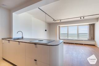 <br />Op de vijfde verdieping van de <strong>residentie Riant Séjour</strong> bevindt zich dit <strong>luxueus afgewerkte appartement met twee slaapkamers.</strong><br />Het appartement werd volledig ingericht en afgewerkt <strong>door Bauhaus Projects</strong>, in hun gekende verfijnde en stijlvolle signatuur. De residentie is gelegen op de bruisende <strong>Zeedijk van Koksijde</strong>, waar u dagelijks geniet van een prachtig zeezicht, een <strong>hoogwaardige afwerking</strong> en een interieur dat tot in de puntjes verzorgd is.<br />Dankzij de combinatie van comfort, luxe en ligging is dit appartement ideaal als tweede verblijf of om permanent te genieten van een exclusieve levensstijl aan de kust.<br />De indeling is als volgt:
<ul>
	<li>Twee volwaardige slaapkamers;</li>
	<li>Moderne badkamer met ruime inloopdouche;</li>
	<li>Stijlvolle, volledig uitgeruste keuken, afgewerkt met een natuurstenen werkblad en hoogwaardige toestellen van Miele en Bora;</li>
	<li>Lichtrijke leefruimte met fenomenaal zeezicht;</li>
	<li>Apart toilet;</li>
	<li>Terras achteraan;</li>
</ul>
Enkele troeven:

<ul>
	<li>Volledig afgewerkt door Bauhaus Projects;</li>
	<li>Slaapkamers voorzien van kwalitatief maatwerk en inbouwmeubilair;</li>
	<li>Gelegen op de Zeedijk van Koksijde;</li>
	<li>Fenomenaal frontaal zeezicht;</li>
	<li>Gerenoveerde gevel;</li>
</ul>
Benieuwd naar dit unieke aanbod? Contacteer ons vandaag nog voor een afspraak ter plaatse.