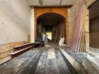 <span><span><strong>**Handelsgelijkvloers Bondgenotenlaan met horecavergunning**</strong></span><br /><br />In dit statig pand, gelegen op dé Bondgenotenlaan, bieden wij u een casco handelsgelijkvloers aan. De Bondgenotenlaan zorgt voor de verbinding tussen het Leuvense treinstation en de historische Grote Markt en is bovendien gekend als dé Leuvense winkelstraat. Aan passage, zichtbaarheid en bereik dus geen gebrek. <br /><br />Bent u een ondernemer op zoek naar een pand vol charme om zo een succesvolle zaak uit te bouwen dan kunnen wij u alvast helpen met het onroerend goed. <strong>Wenst u een horeca of retailconcept uit te baten? Goed nieuws! Dit handelsgelijkvloers heeft reeds een horecavergunning. <br /><br /><span>Meer informatie of een bezichtiging ter plaatse? Met plezier! Contacteer Jacky: jacky@connect-immo.be - 0495 53 46 49</span></strong></span>