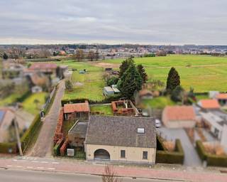 Bij het binnenkomen van deze open bebouwing voel je direct een aangename een gezellige sfeer. Overal volle parket, een badkamer & keuken afgewerkt...