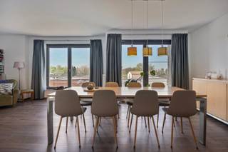 Ontdek deze instapklare, recente woning op een uitzonderlijk centrale locatie!Deze perfect onderhouden gezinswoning biedt maar liefst 4 ruime...